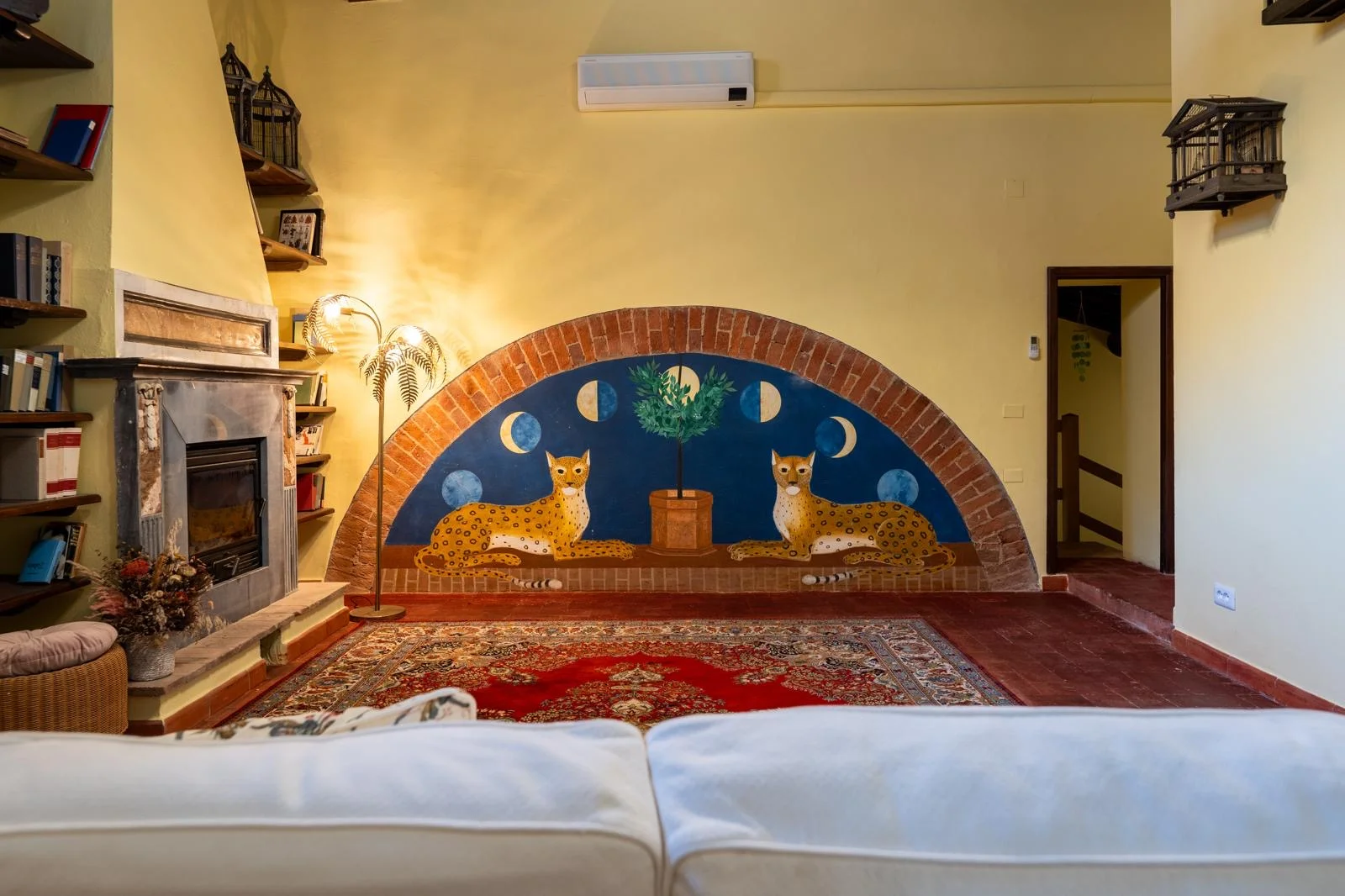 mulino rotone wohnbereich couch kamin