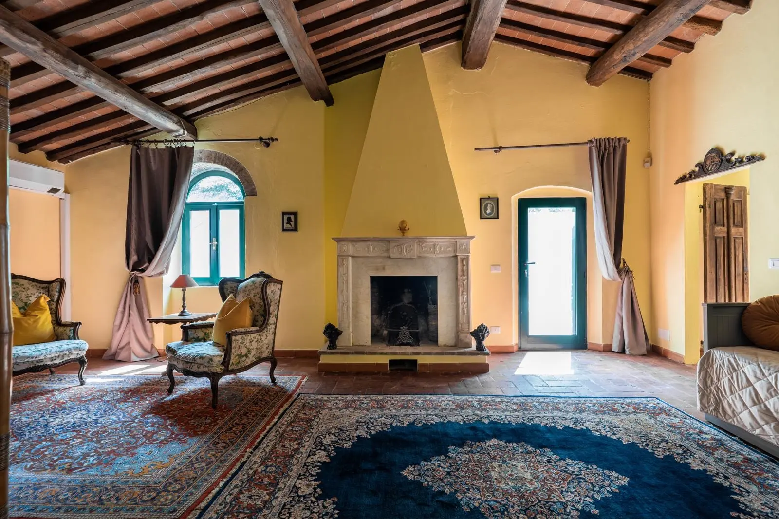 mulino rotone wohnzimmer kamin couch