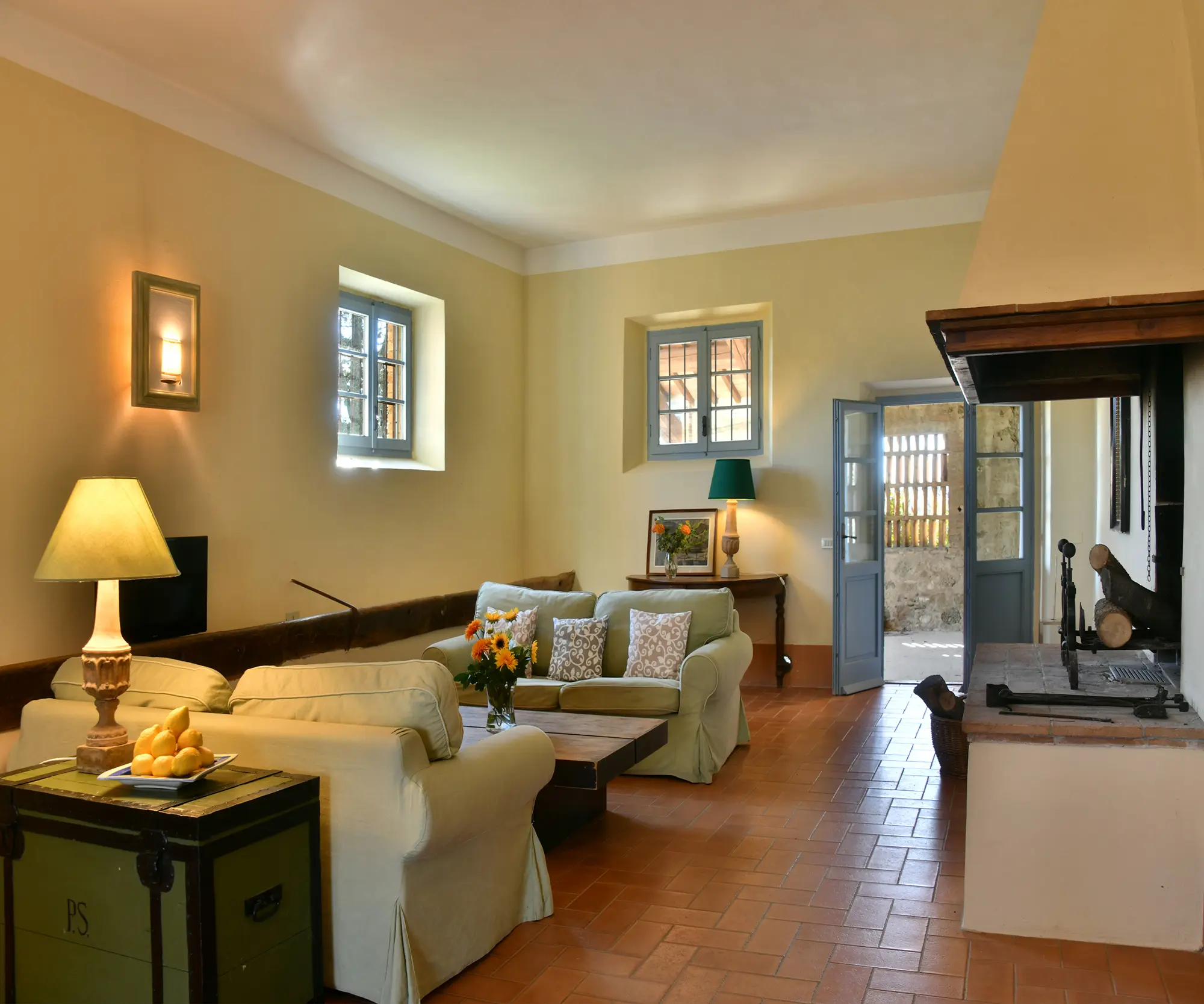 podere il felciaio wohnzimmer couch