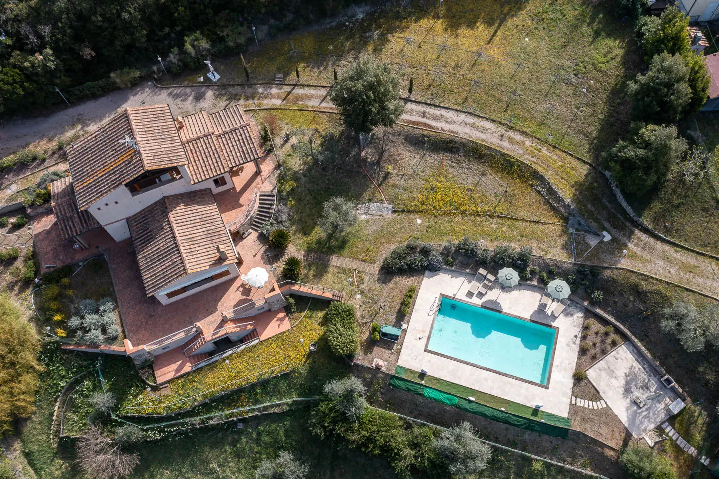 villa montegemoli aussen grundstueck