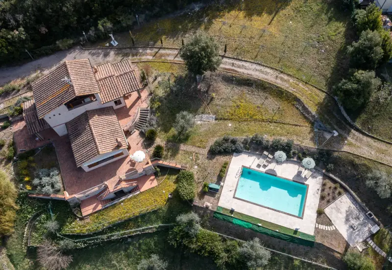 villa montegemoli aussen grundstueck