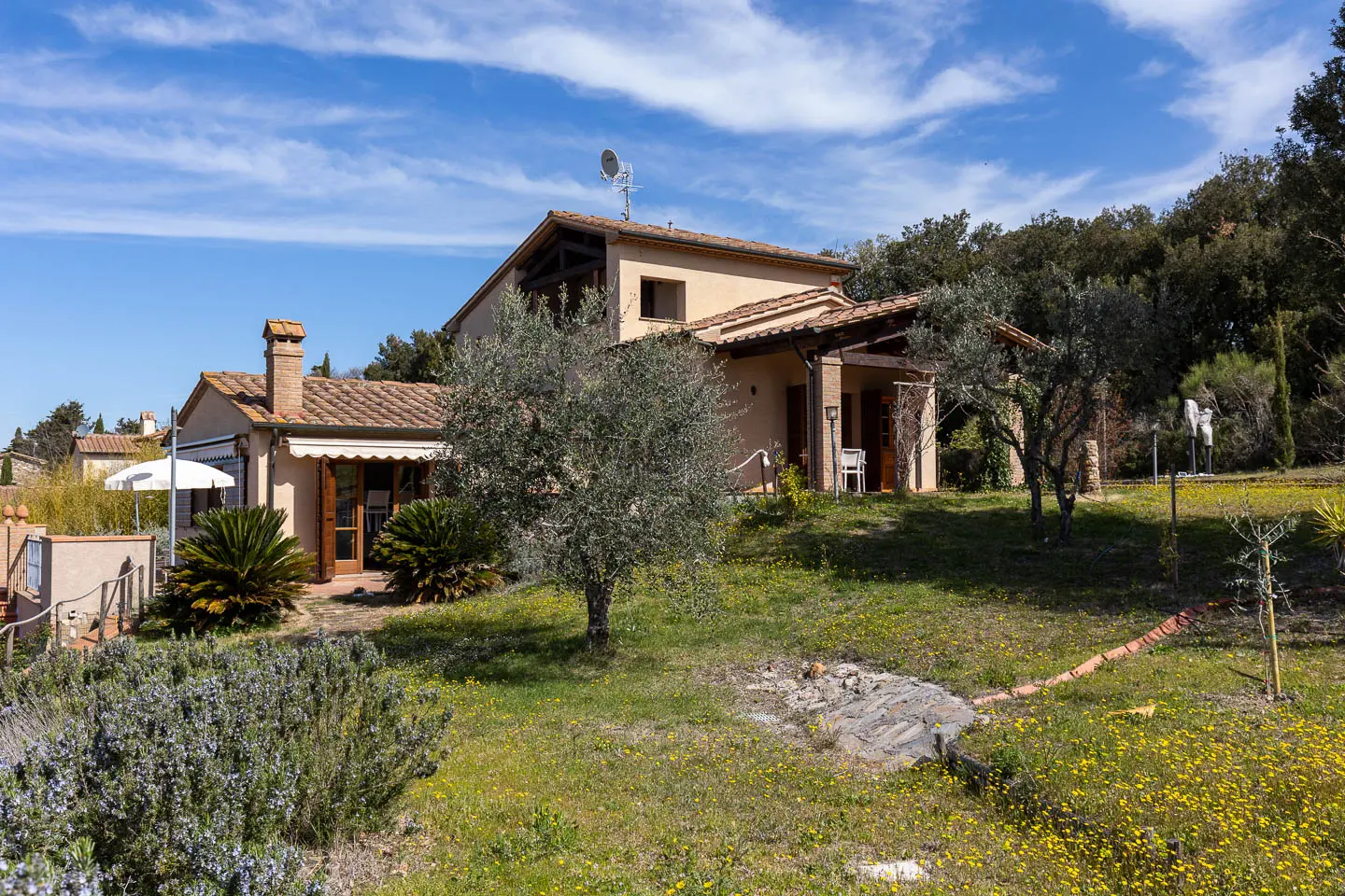 villa montegemoli garten aussen