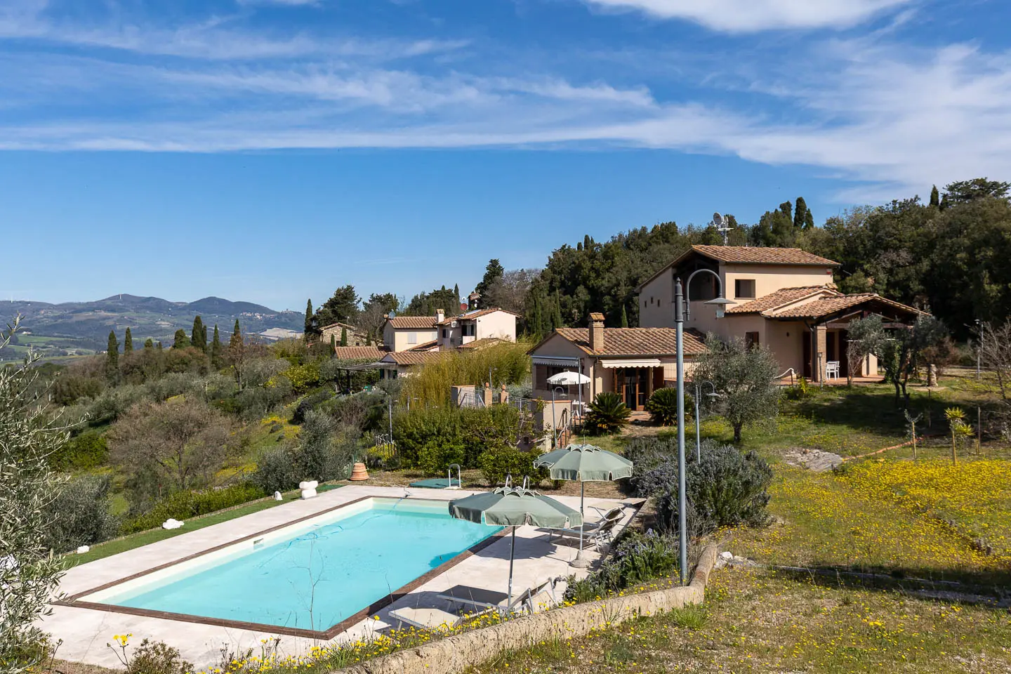 villa montegemoli pool aussen