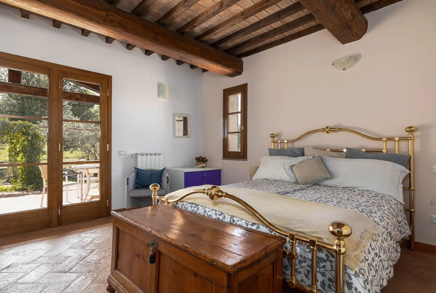 villa montegemoli schlafzimmer doppelbett