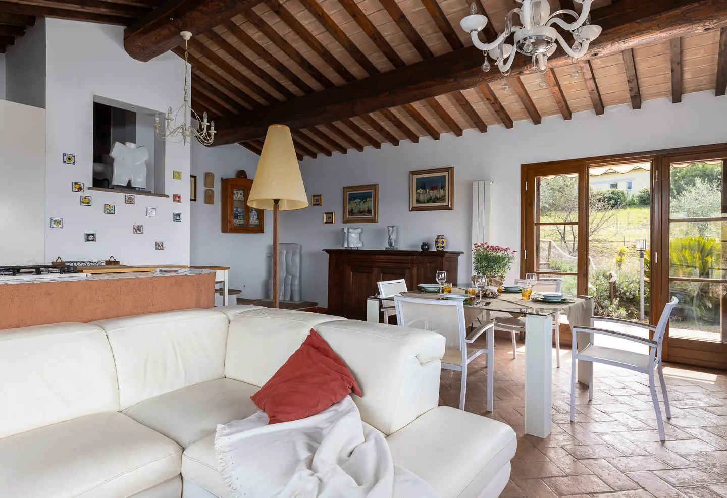 villa montegemoli wohnbereich couch