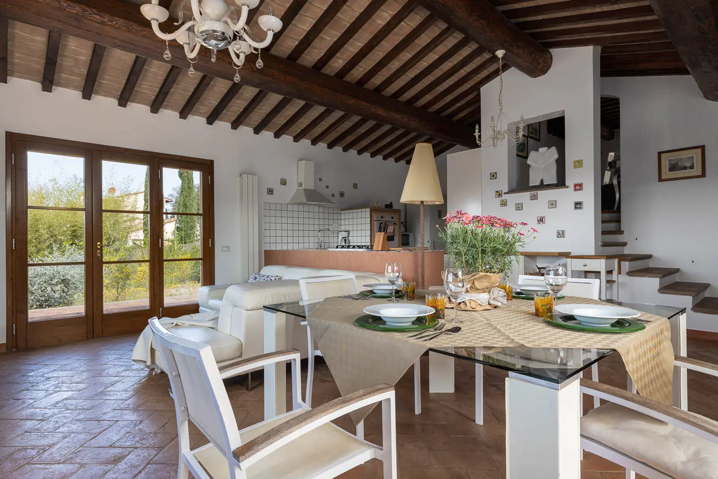 villa montegemoli wohnbereich esstisch